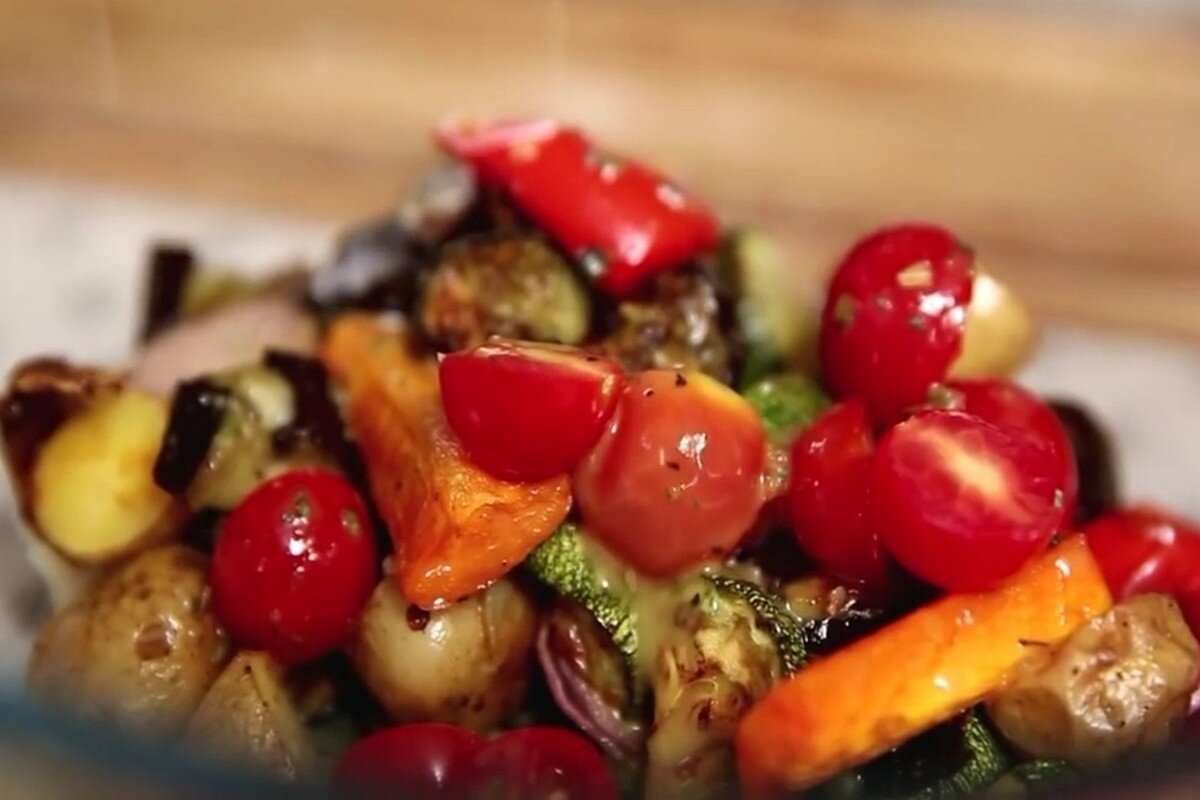 Овощи запеченные в духовке на противне. Как запечь овощи в духовке вкусно. Как запечь овощи в духовке для шубы. Печёные овощи в духовке. Как запечь овощи в духовке для шубы.