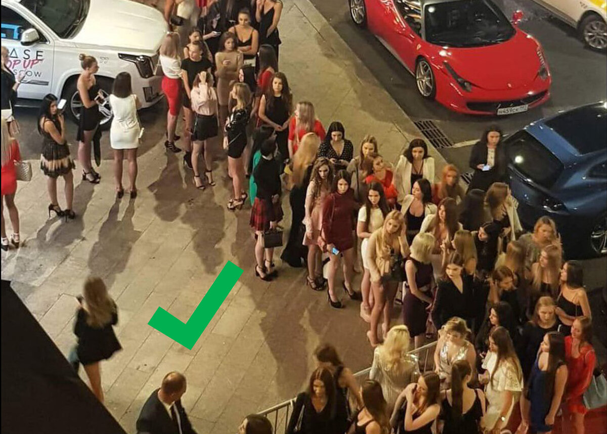 Иногда FC намеренно держат людей в дверях