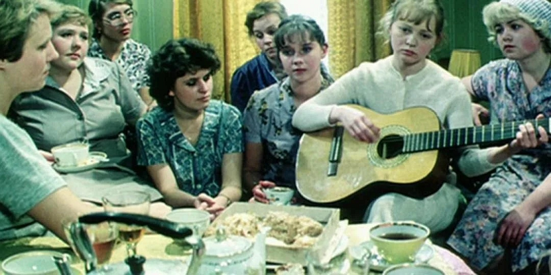 Судя по той светлой печали, что исходит от Маши, надеется она очень давно и, видимо, надо бы уже прекратить и развиваться в ином направлении...