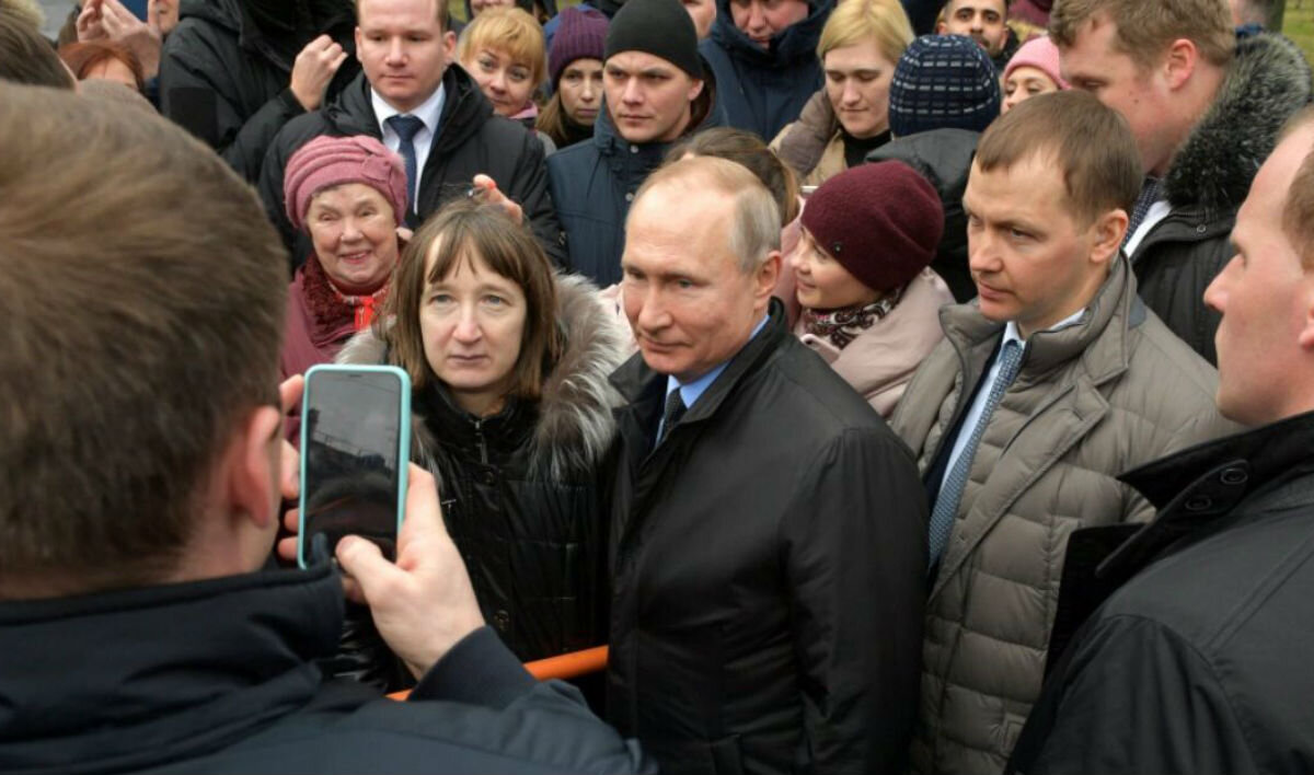 Владимир Путин на встрече с жительницей Санкт-Петербурга, которая спросила "Как можно прожить на 10 800 рублей?"