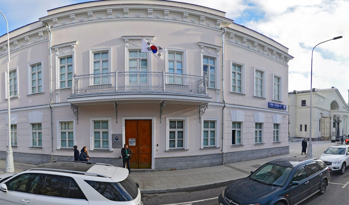 Адрес: 101000, г. Москва, Чистопрудный бульвар, д. 17. 
Проезд: станция метро «Чистые Пруды», «Тургеневская»
Телефон: 8 (495) 981-2975