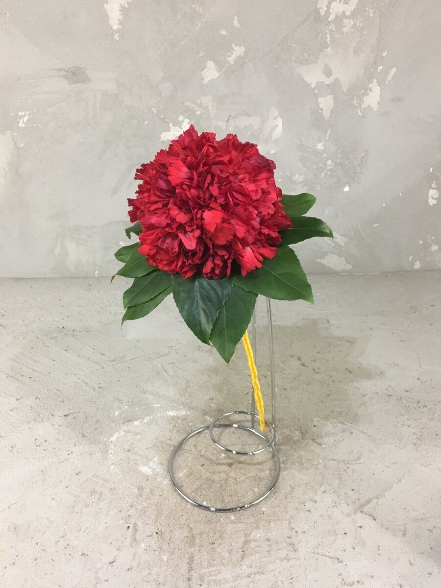 Гламелия из лепестков гвоздики в шпилечной технике. Ножка тейпированна желтой лентой. 