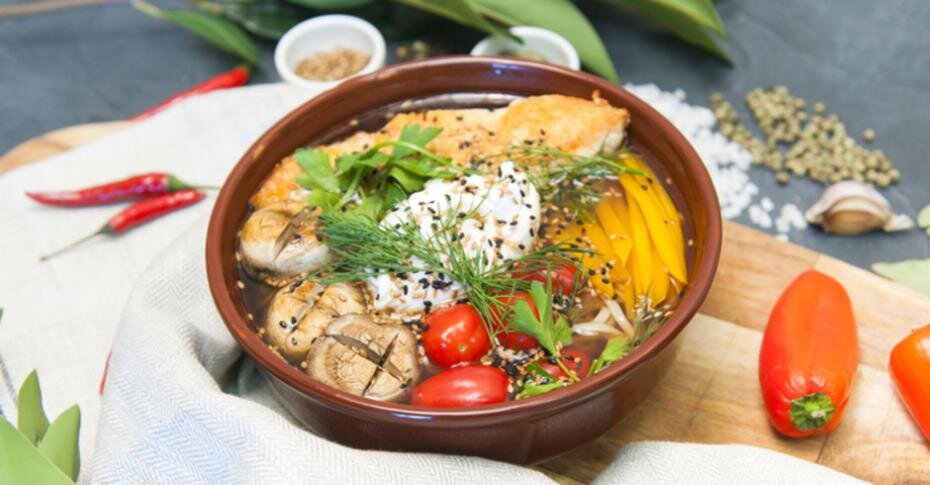 Ингредиенты помидоры черри — 5 шт.
кунжут — 1 щепотка
лапша яичная — 1 
соль
шампиньоны — 3 шт.
перец болгарский — 2 стенки
филе куриное
масло растительное — 1 ст. л.
укроп
петрушка
яйцо — 1 шт.
уксус — 1 ч. л.
вода — 1 л
мисо паста — 1 ст. л.
соус соевый — 1 ст. л.