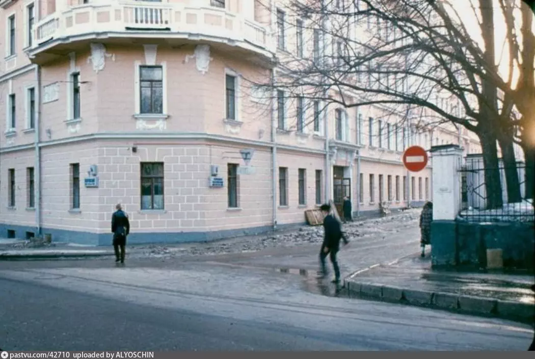 Угол Большого Вузовского (ныне - Б. Трехсвятительского) переулка и Покровского бульвара. Снимок с сайта МИЭМ.