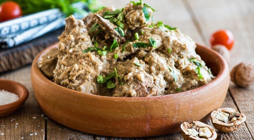 Классическое сациви из курицы, рецепт см. в коллекции рецептов по ссылке ниже