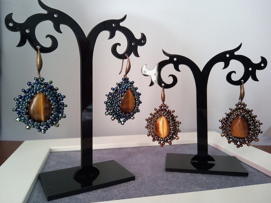 Серьги разные, а материал один и тот же)))