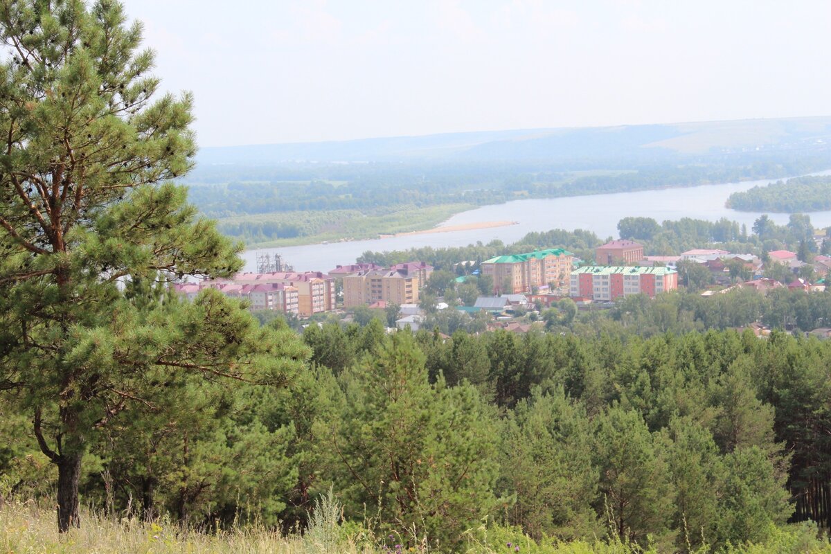 Вид на современный Мамадыш с горы Пузанка. Фото мое.