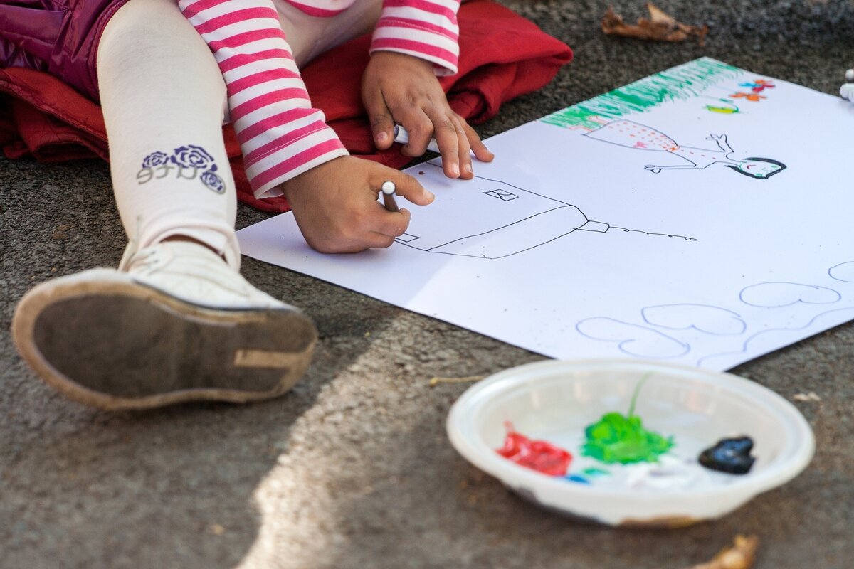 Девочка рисует дом