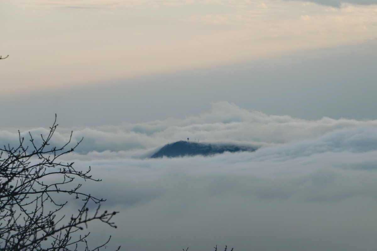 Эта вершина выделялась в облаках вокруг. 