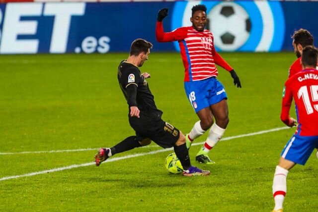 Месси получил травму в матче с Гранадой