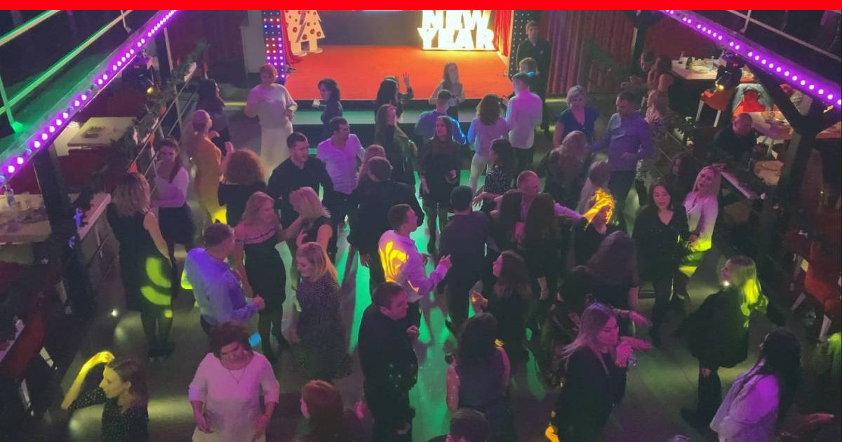 «Во время праздничного мероприятия на территории Новой Москвы между гостями произошел конфликт, в ходе которого двое мужчин получили огнестрельные ранения и скончались на месте», — говорится в сообщении. 
Возбуждено уголовное дело по признакам преступлений по ч. 2 ст. 105 УК («Убийство двух и более лиц») и ст. 222 УК («Незаконное хранение оружия»). На месте работают следователи, правоохранители разыскивают виновных.

Источник в правоохранительных органах рассказал ТАСС, что конфликт произошел в одном из клубов Новой Москвы во время празднования свадьбы. По данным агентства, спор разгорелся на бытовой почве. «Один из гостей выстрелил из пистолета в жениха и его брата. Оба скончались на месте», — сказал собеседник агентства. По сообщению ТАСС, в столице введен план «Перехват» для розыска подозреваемого.

О том, что в результате стрельбы скончались жених и его брат, также сообщил РЕН ТВ. По информации телеканала, погибшие были уроженцами Молдавии, но имели российское гражданство. Злоумышленник скрылся с места преступления, уточняет РЕН ТВ.