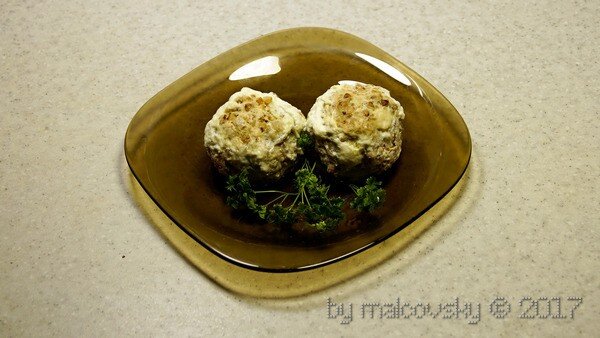 Диетические тефтели из курицы с гречкой в сливках.