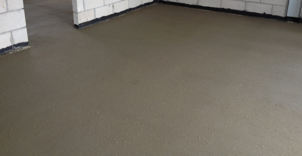 Благодаря высокой прочности пескобетона, эту смесь применяют для устройства бетонных полов повышенной износостойкости и для долговечных стяжек.