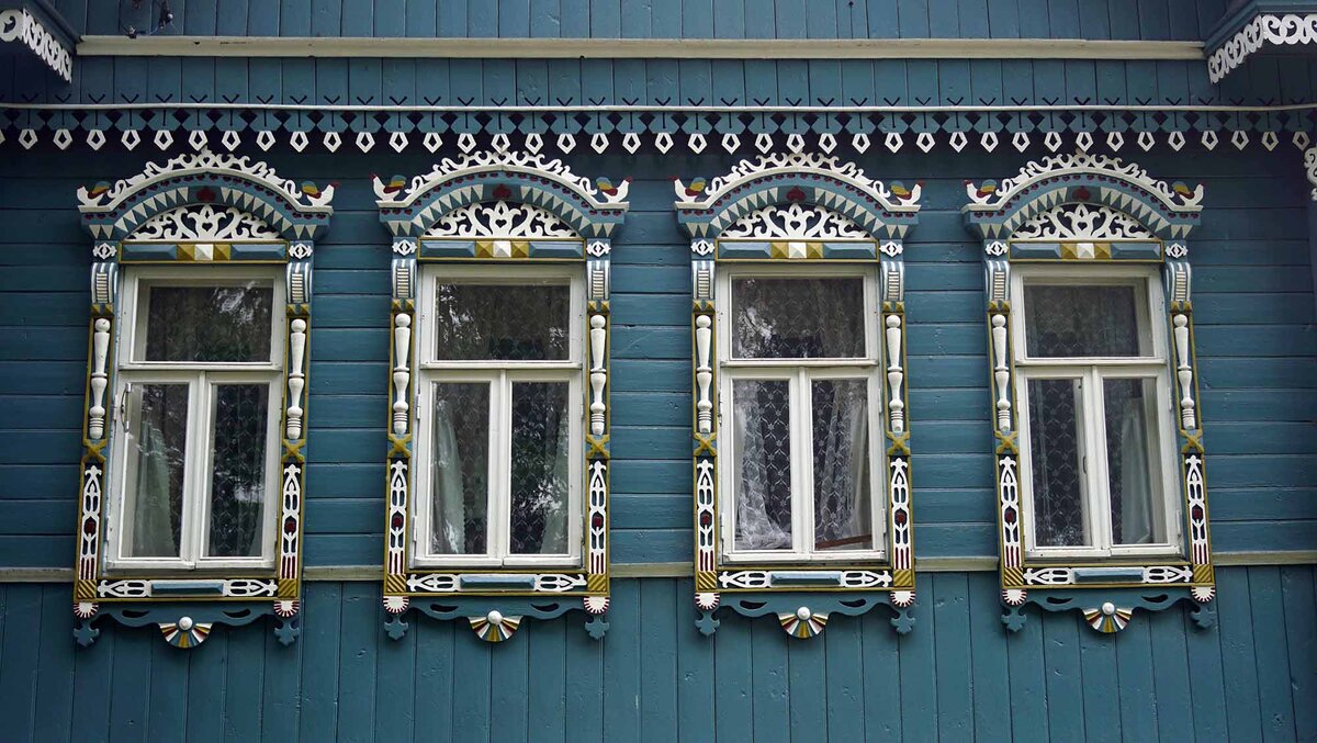 Нарядный фасад русского дома.