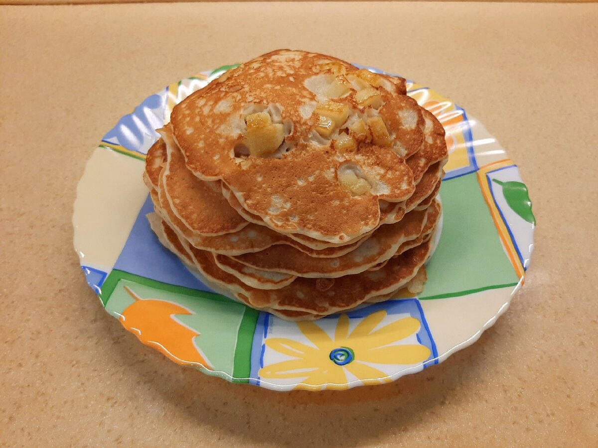 Готовые блинчики с яблочной начинкой