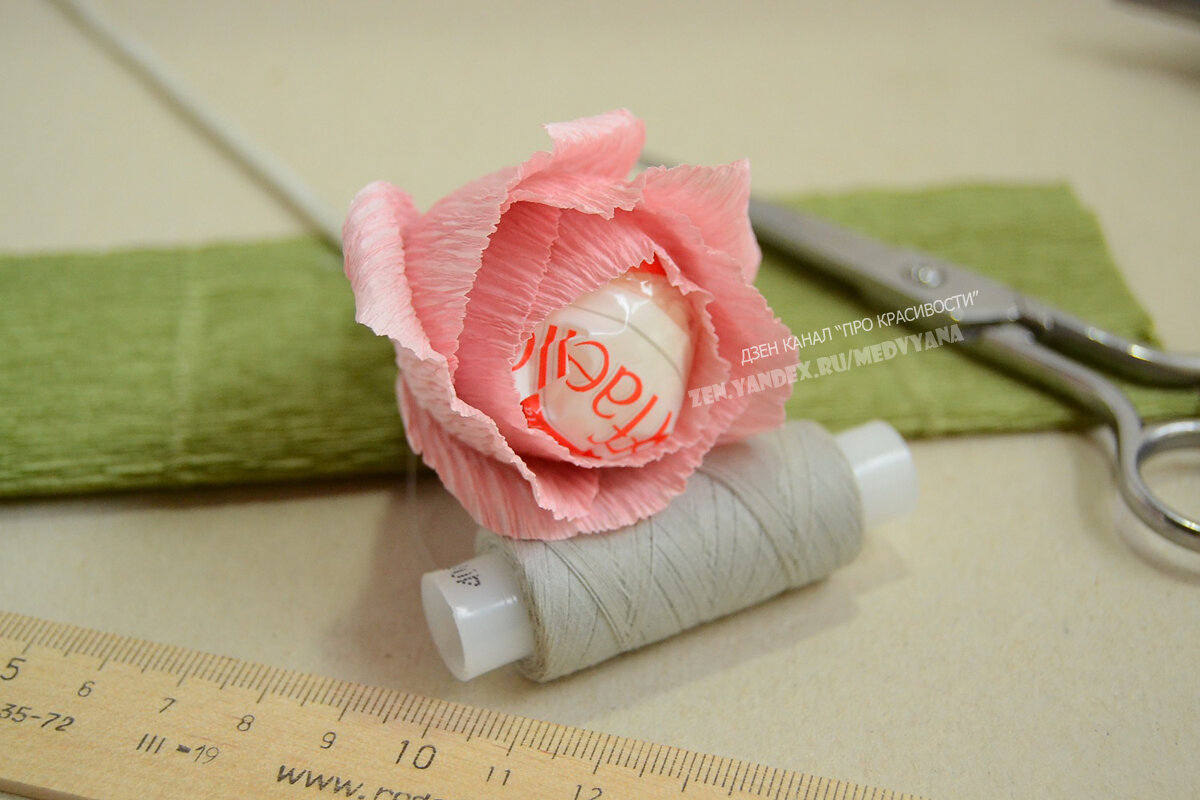 Делаем роскошную розу из бумаги с конфетой внутри: показываю простой способ