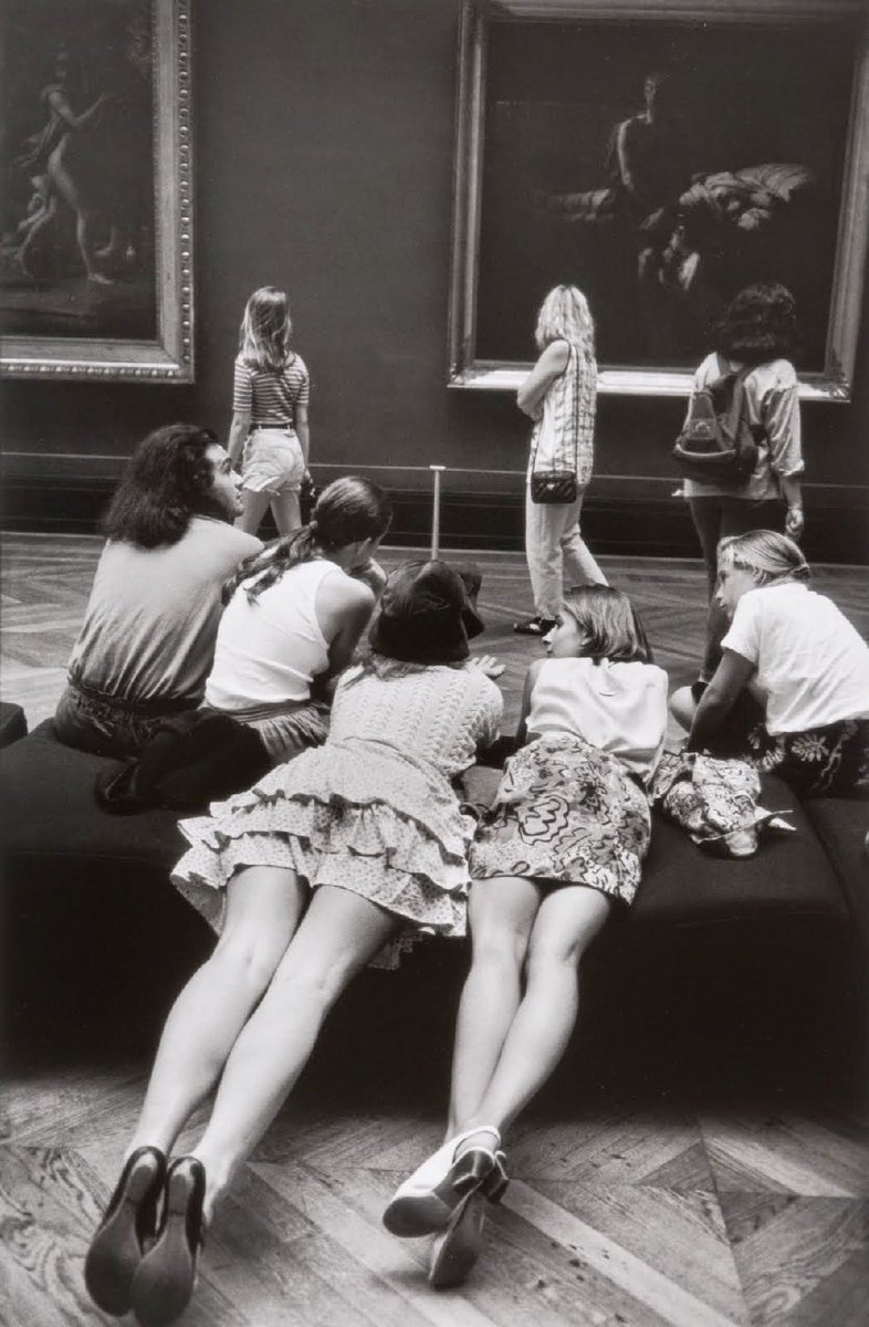 Уставшие девушки в Лувре, Париж, 1993