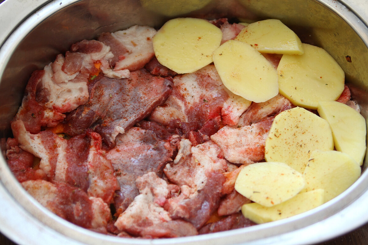 Тушеная картошка с мясом в мультиварке Редмонд