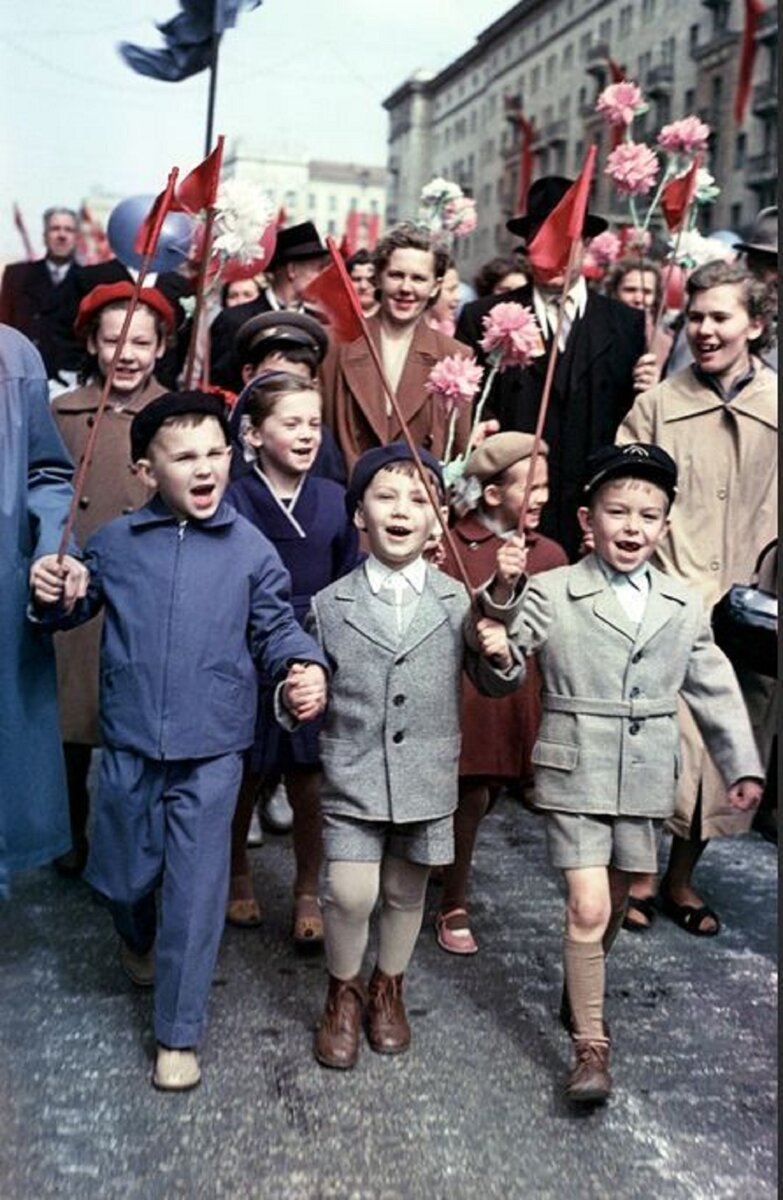 И стар и млад празднику был рад. Источник фотографии: https://i.obozrevatel.com/gallery/2020/5/1/rianarchive697507may1stdemonstrationinmoscow.jpg