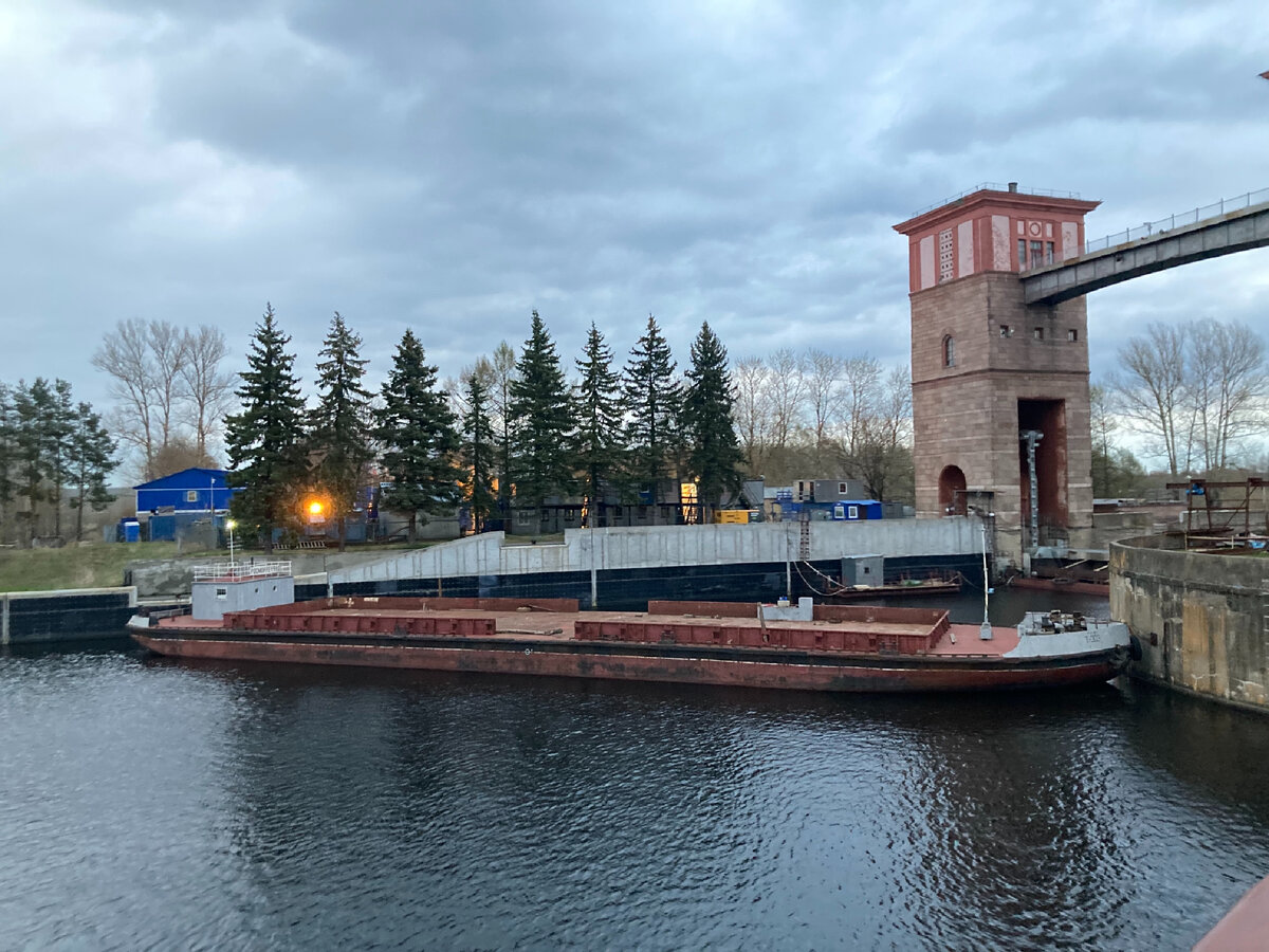 Один из шлюзов Рыбинского гидроузла перегорожен баржей. Видимо для ремонта. Немного напоминает недавнюю ситуацию на Панамском канале. Его длина, кстати, на треть меньше, чем у канала им. Москвы - всего 81,6 м. Фото Александры Кудрявцевой