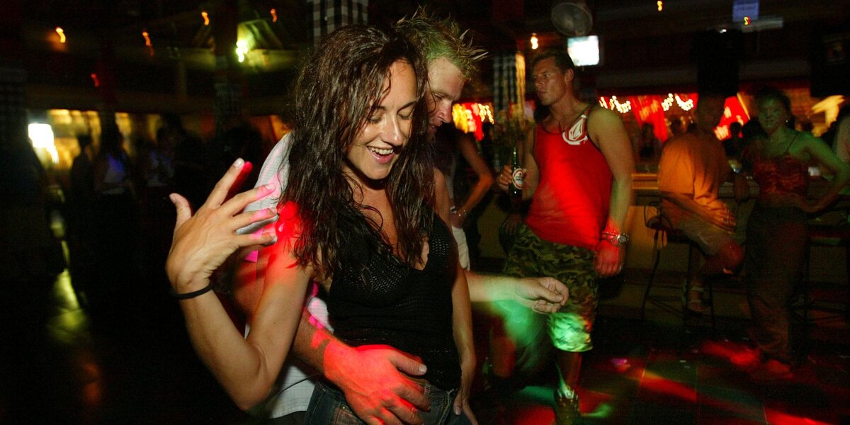 Источник: https://traveler.marriott.com/wp-content/uploads/2018/08/GI_2383012_BaliDanceClub.jpg