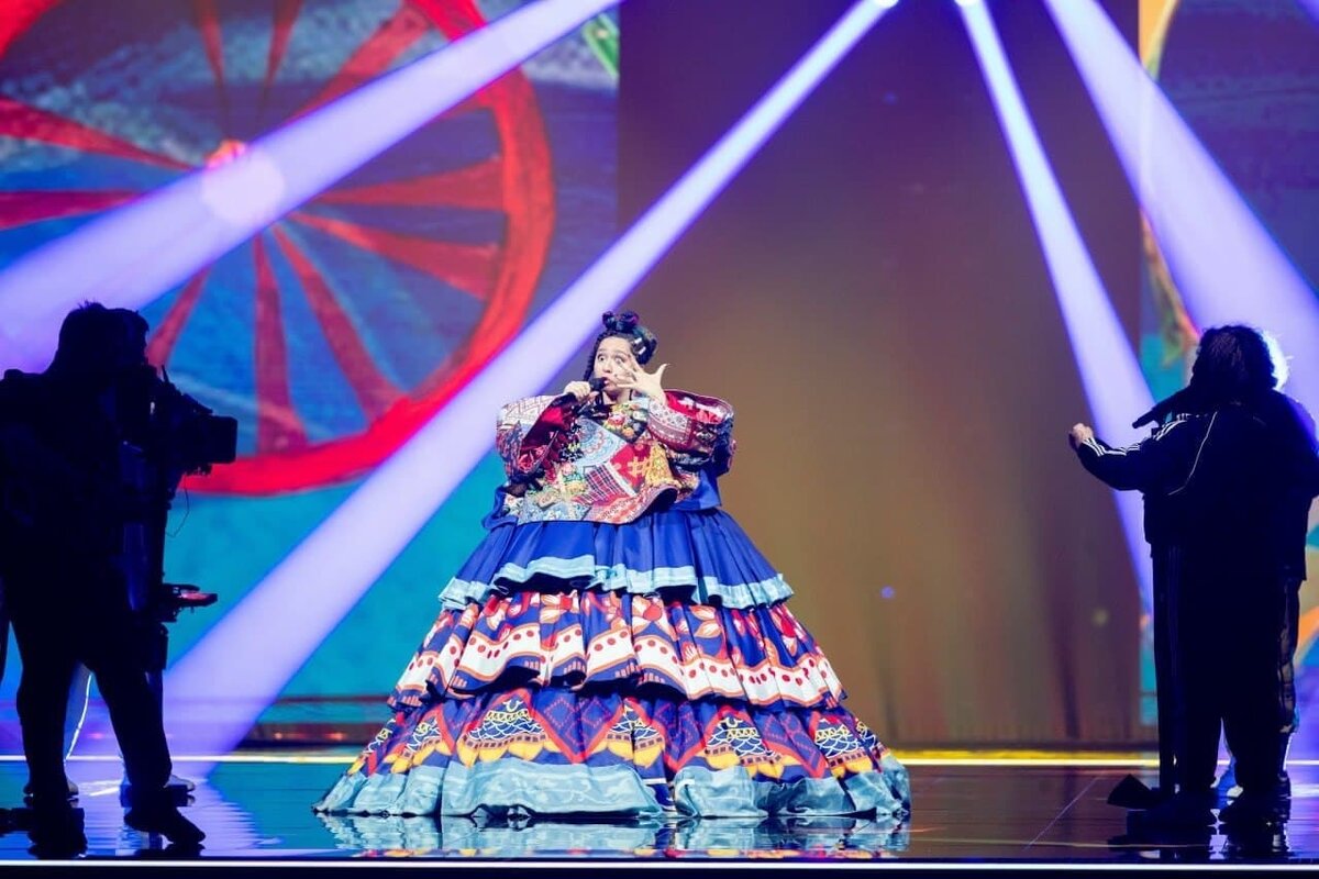 В этой необычной конструкции девушка появится на сцене