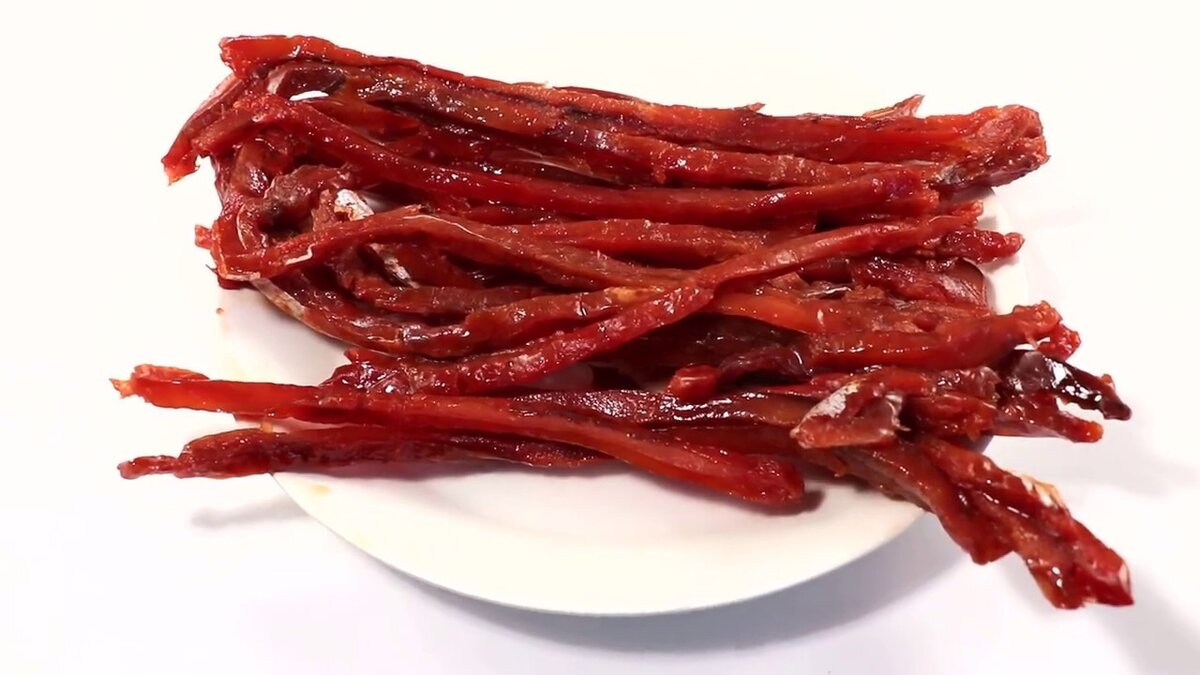 Соломка горбуши - хотя бы понятно из чего произведено, правда настораживает слишком яркий цвет, цена 1200 - 1500 руб/кг.