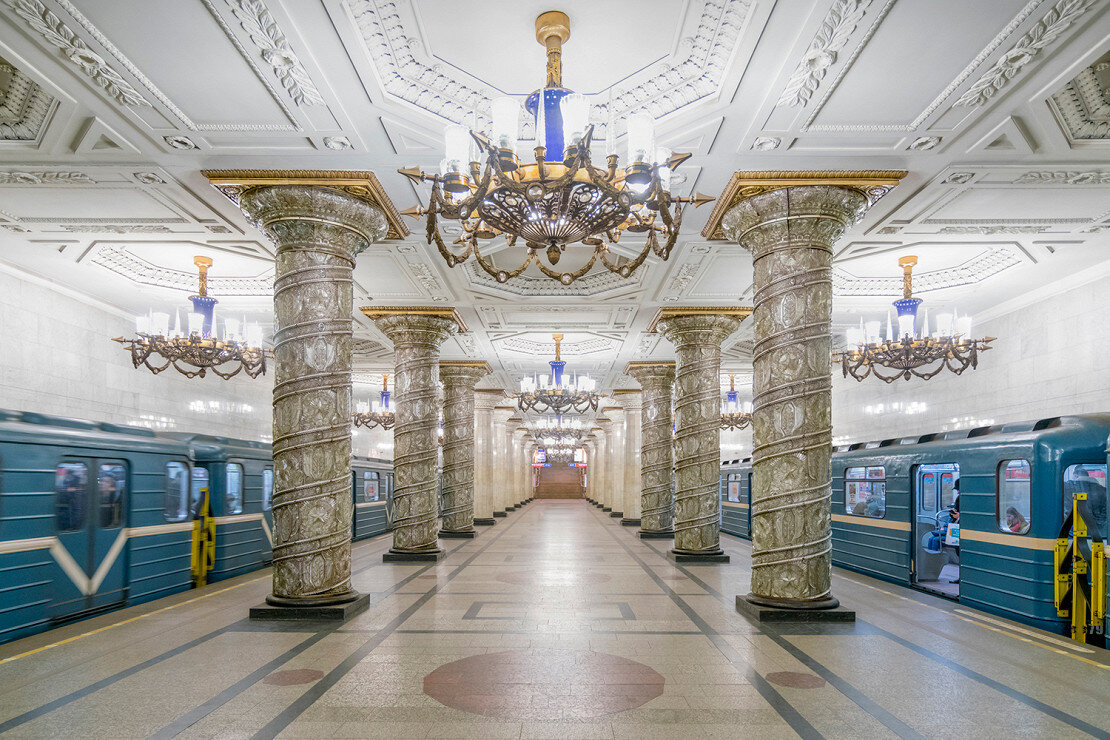 Станция метро в наши дни. Раньше было намного темнее.