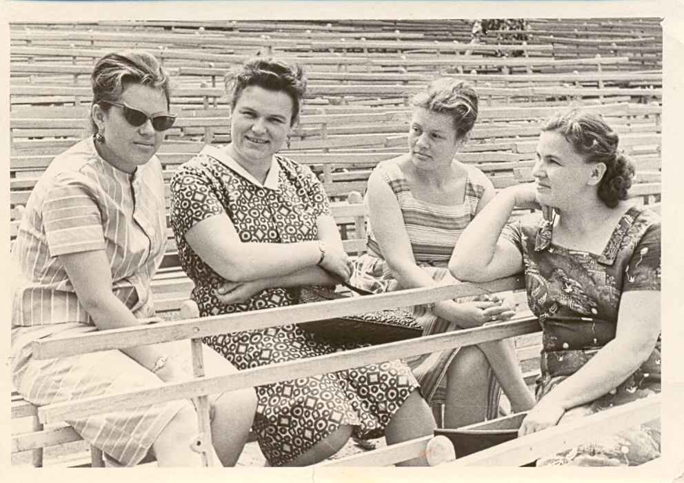 Людмила Зыкина с подругами.