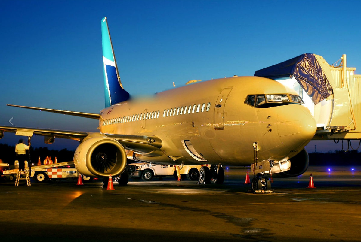 Самолет b737. Боинг 737. Самолёт Boeing 737. Пассажирский Боинг 737. Боинг 737 пассажирский самолёт.