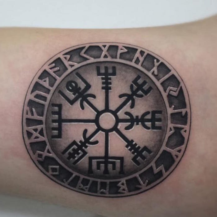 Спартанский шлем логотип племенных тату дизайн трафарет векторные иллюстрации