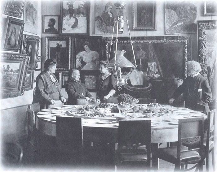 И.Е.Репин и Н.Б.Нордман-Северова (в центре) у знаменитого «крутящегося» стола, за которым хозяева и гости обедали вместе с прислугой. Изображение из сети Интернет - в свободном доступе и носит иллюстративный характер.