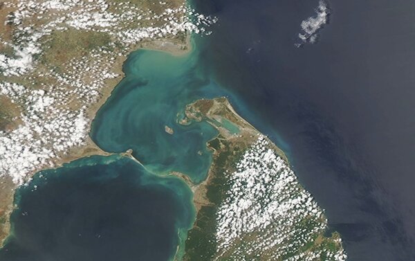 Адамов мост, вид из космоса. 23 июля 2018 года спутник НАСА "Aqua" прошел над проливом Палк и осуществил фотосъёмку природного образования в истинном цвете. Источник изображения: https://modis.gsfc.nasa.gov/