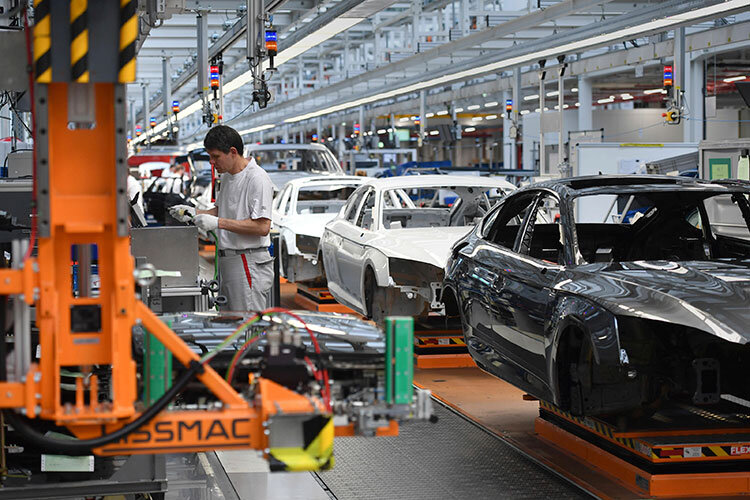 «Если возьмем любой автомобиль, то внутри у него россыпь из китайских, индийских, малайзийских, российских запчастей и сырья. Откуда пластик? Шины? Нефть для этих шин?». Фото: © Frank Hoermann/SVEN SIMON / SVEN SIMON / www.globallookpress.com