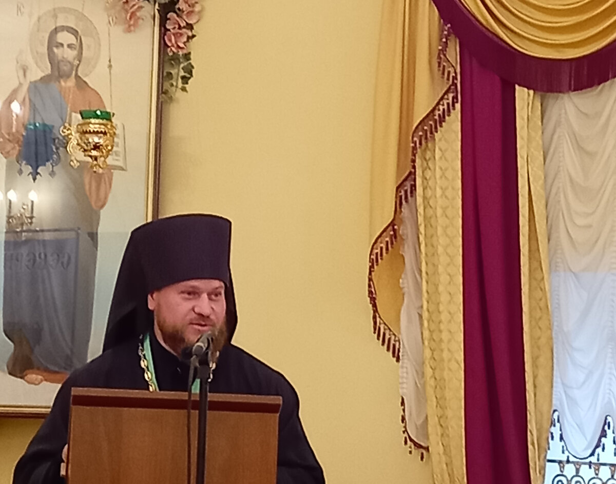Отец Ефрем - горячий поборник виноделия. Фото автора