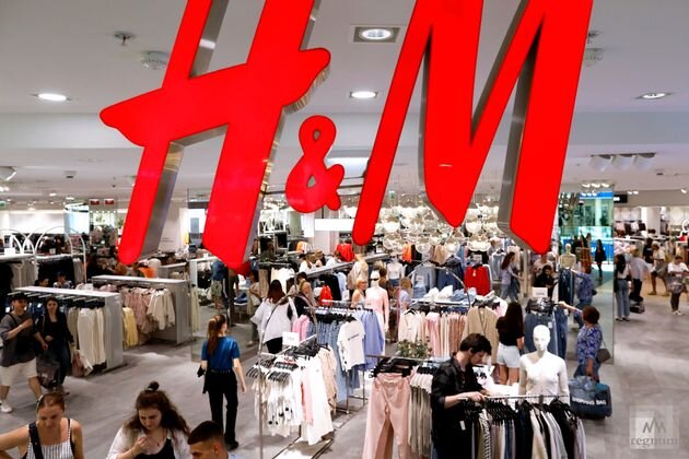    Вывеска магазина H&M, который временно возобновил свою работу в ТРЦ «Галерея» Дарья Драй © ИА REGNUM