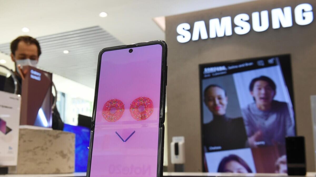    Cмартфон в фирменном магазине Samsung в Москве© РИА Новости / Илья Питалев