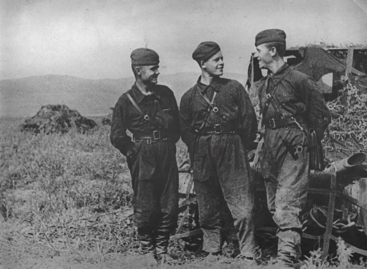 На фотографии: Командиры Н-ской танковой части на исходной позиции в районе озера Хасан. 1938 год.