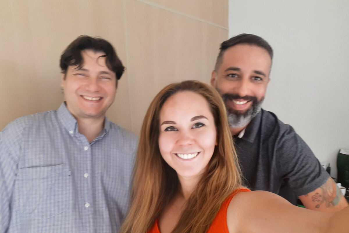 Элио, я, и владелец кофейного магазина Нилсон (он старинный друг Элио). Как-то размыто получилось, но это все, что есть.