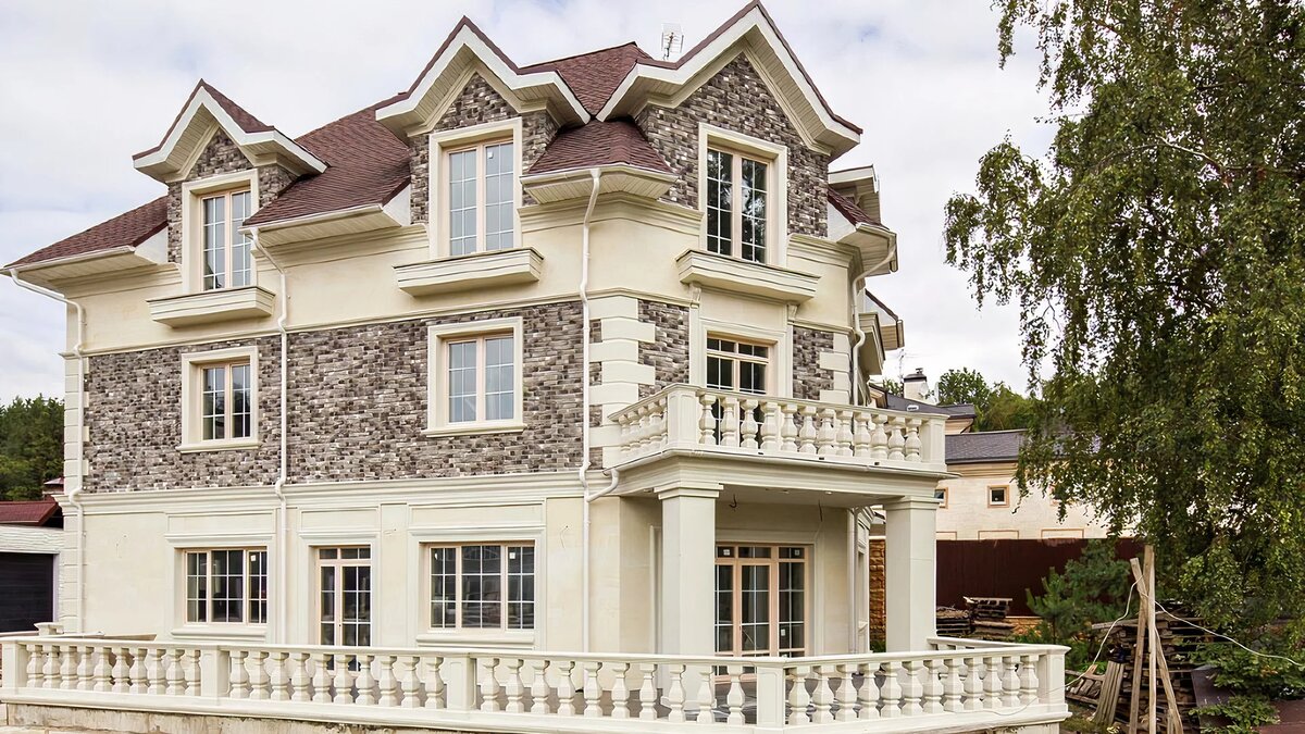 Коттедж с балюстрадами и скатным крышами 