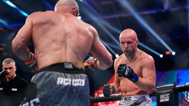    Александр Шлеменко (справа).vk.com/rcc_mma