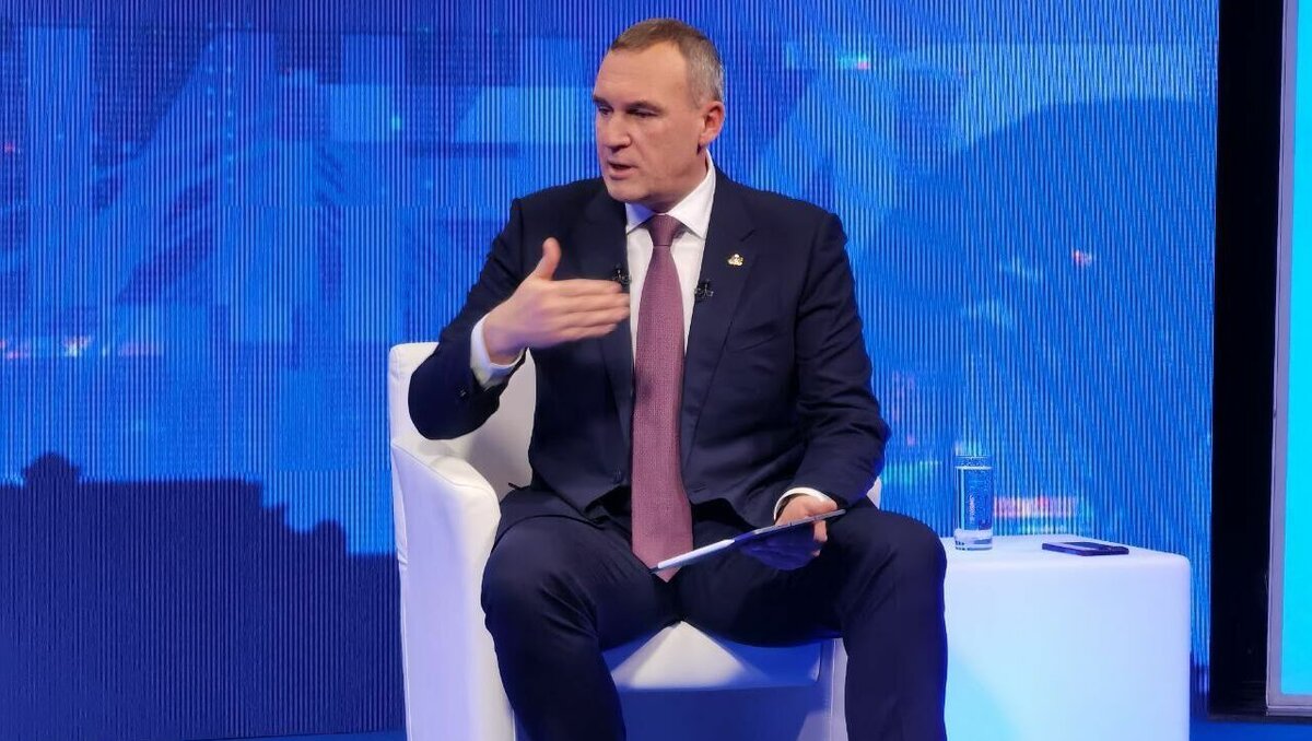     Глава администрации Тюмени Руслан Кухарук сообщил, что готов оставить должность главы, если ему поступит предложение о повышении. Об этом он заявил во время прямой линии, отвечая на вопрос «Нашего Города».