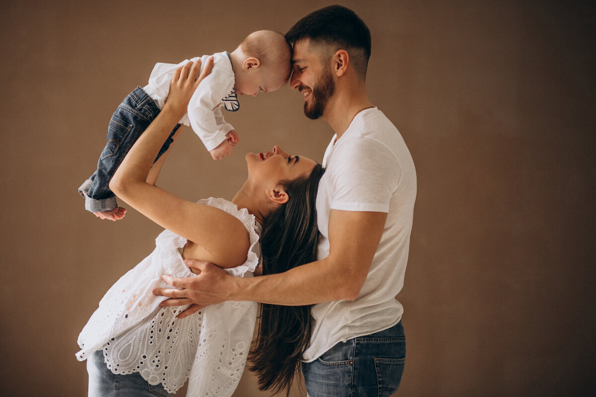 <a href="https://ru.freepik.com/free-photo/happy-family-with-their-first-child_4410681.htm#query=%D1%81%D0%B5%D0%BC%D1%8C%D1%8F%20%D1%81%20%D0%BC%D0%B0%D0%BB%D0%B5%D0%BD%D1%8C%D0%BA%D0%B8%D0%BC%20%D1%80%D0%B5%D0%B1%D1%91%D0%BD%D0%BA%D0%BE%D0%BC&position=7&from_view=search&track=sph">Изображение от senivpetro</a> на Freepik