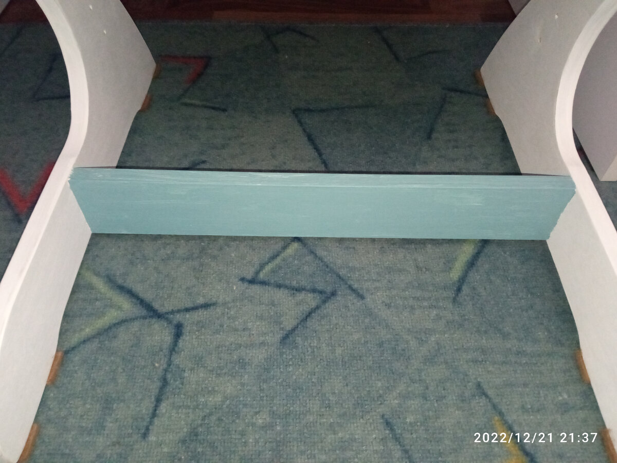 Договорились с Вадей пока для пробы покрасить только одну доску. Чтобы посмотреть, понравится ему или не понравится цвет. Ваде, конечно же, этот мерзкий цвет понравился