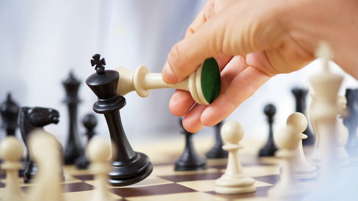    Игра в шахматы© Fotolia / milanmarkovic78