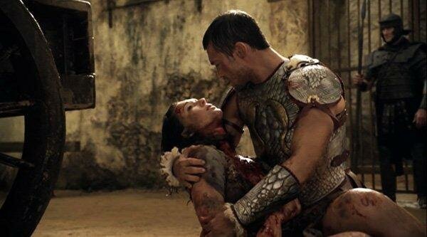 Кадр из сериала 'Спартак' со смертью жены главного героя.