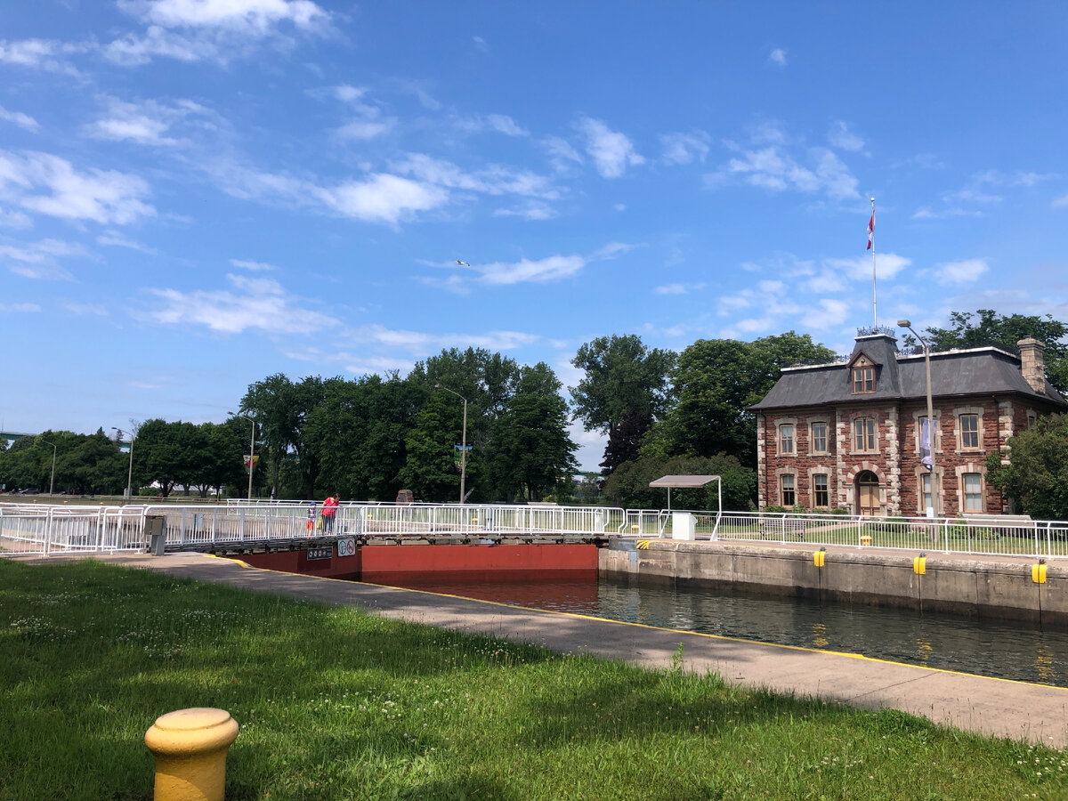 Вид на канал со стороны острова