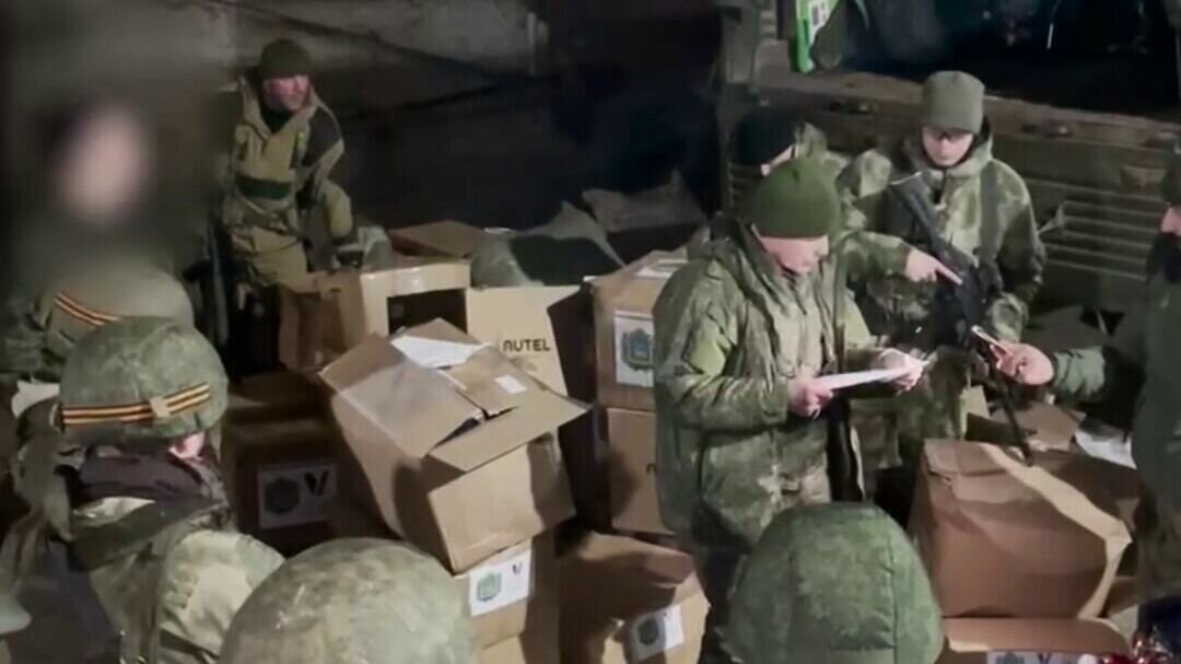     На передовую бойцам СВО доставили новогодние подарки и экипировку. «Тигры» получили гостинцы от губернатора Приморья Олега Кожемяко.