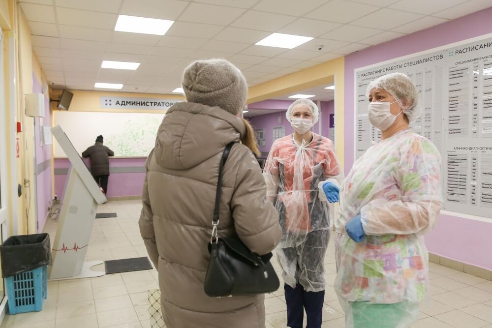 Главная повторяющаяся новость — «Омикрон шагает по стране». Новый штамм COVID-19 набирал обороты, заболеваемость била рекорды. Уже в середине месяца стационар Районной больницы был заполнен практически полностью, как весной 2020 года. Очень обильные снегопады — техника с трудом, но справляется. При расчистке площади Пухова в Пересвете пострадал памятник Виктору Пухову, его пришлось на время демонтировать (починили и вернули на место в мае). В меню школьных столовых впервые появились пельмени. Наш земляк Карим ХАЛИЛИ включён в сборную России по биатлону на предстоящих Олимпийских играх (сейчас он уже лидер сборной). В общественном транспорте проводятся проверки соблюдения масочного режима.