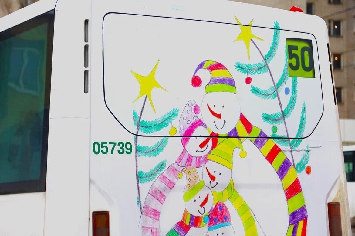 Маршрут 9 воронеж. Украшенный автобус. Автобус разрисованный Авангард. 1 Января рисунок. Рисуют рекламу Воронеж.